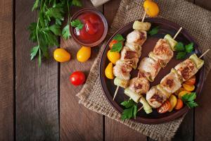 Диетический шашлык из рыбы и курицы