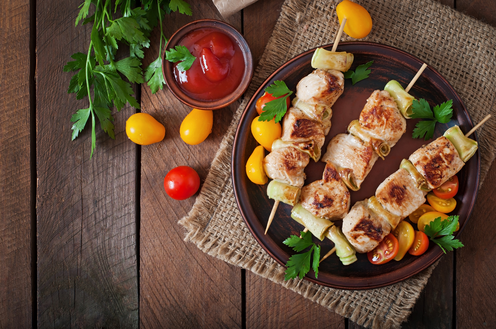 Диетический шашлык из рыбы и курицы